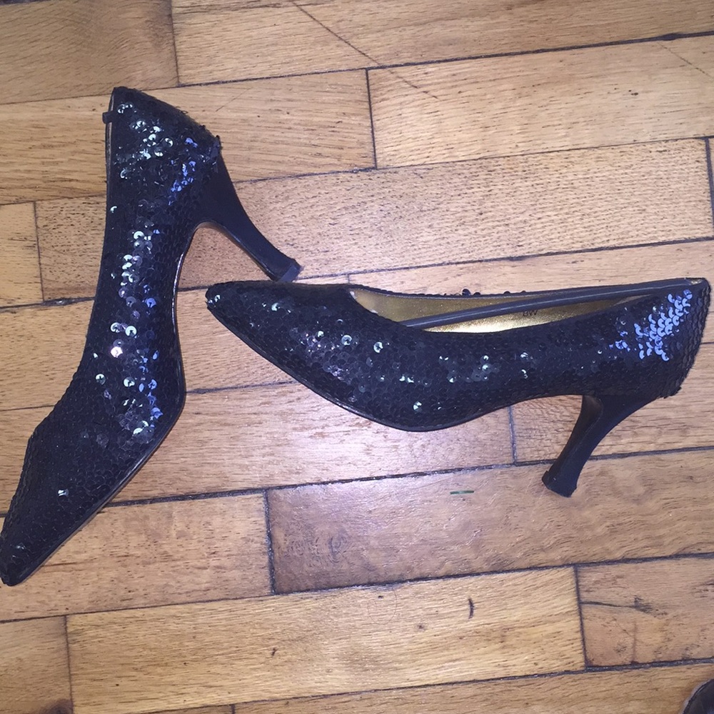 Stefani Size 8 black small heel shoe